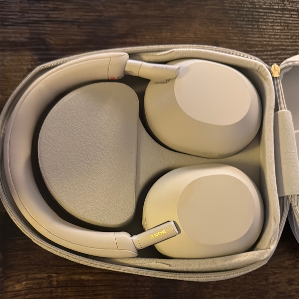 Sony WH-1000XM5 premium noise cancelling headphones, 30 hour battery, almost new